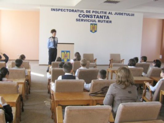 Elevii, în vizită la Poliţia Rutieră: au primit 